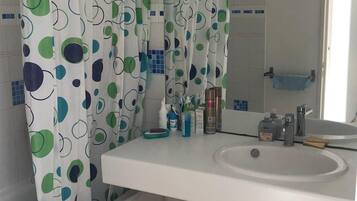 Baignoire, sèche-cheveux, serviettes fournies, savon