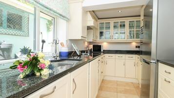 Cottage | Private kitchen | Fridge, cookware/dishes/utensils