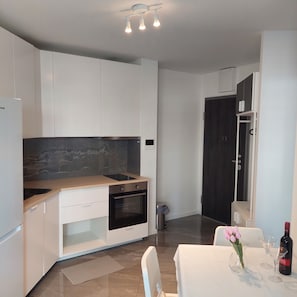 Fridge, oven, dishwasher, cookware/dishes/utensils