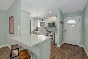 Frigorifero, microonde, forno, piano cottura