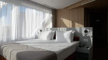 Deluxe Room | 1 bedroom, minibar, in-room safe, soundproofing