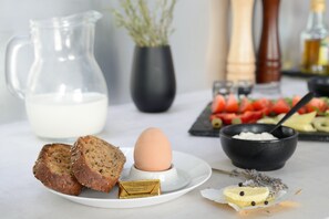 بوفيه فطور مجانًا يوميًا