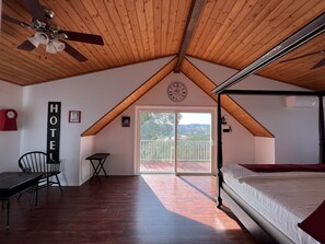 3 bedrooms, free WiFi, bed sheets - Hilltop Lakehouse with Incredible Lake View (Bradley)