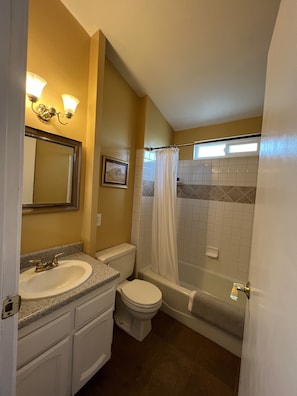 Duschwanne, Handtücher, Seife, Shampoo