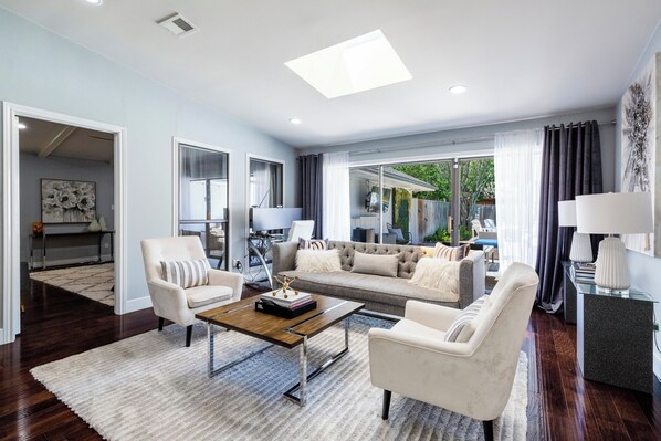 Smart TV, fireplace, books, offices