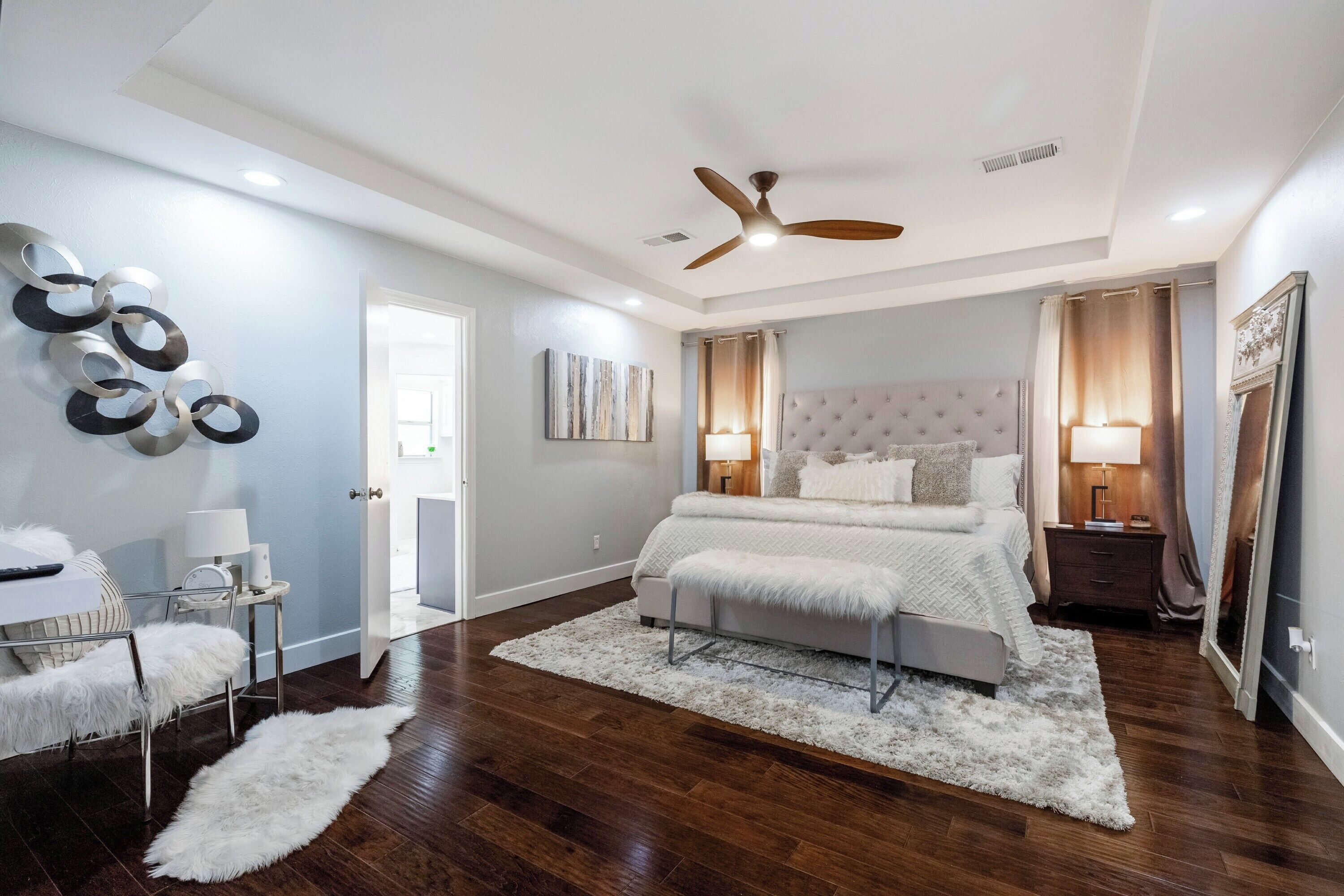 5 habitaciones, tabla de planchar con plancha y cuna de viaje 