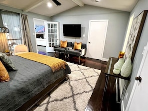 5 bedrooms, iron/ironing board, travel crib, free WiFi - Modern Home with a Firepit, Heated Pool & Spa (Dallas)