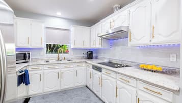 Een koelkast, een microgolfoven, een oven, een kookplaat