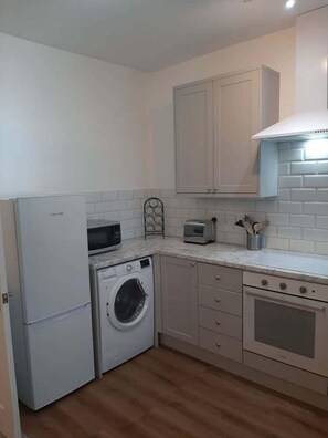 Fridge, microwave, oven, stovetop - Beautiful 2BR Home close to Beachfront (North Somerset)