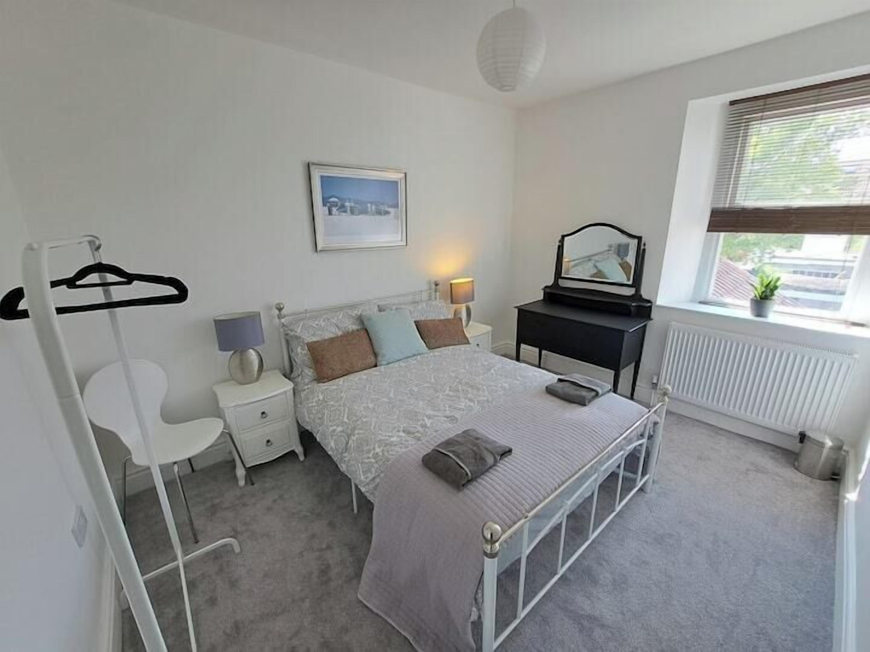 2 habitaciones, escritorio, tabla de planchar con plancha y internet 
