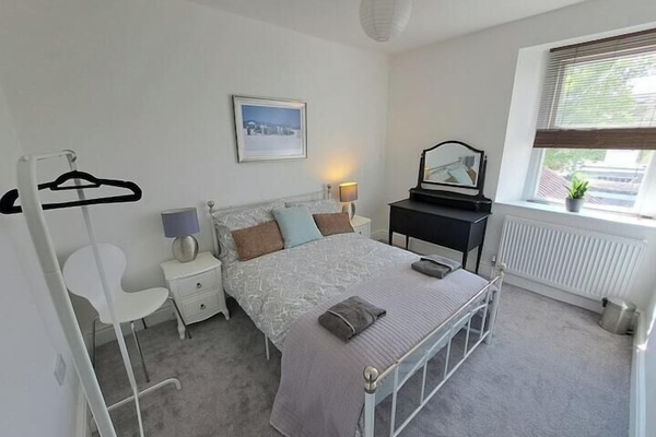 2 habitaciones, escritorio, tabla de planchar con plancha y internet