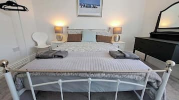 2 bedrooms, desk, iron/ironing board, internet