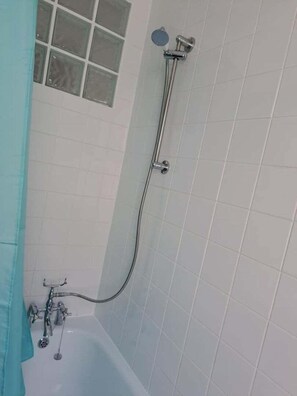 Badekar, miljøvenlige toiletartikler, hårtørrer, håndklæder