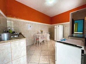 Fridge, oven, stovetop, cookware/dishes/utensils - Apartment (Volta Redonda)