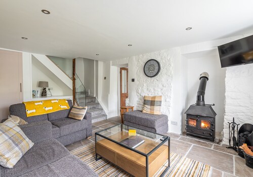 An exceptional holiday home for 6 people & 2 dogs with multi-fuel stove, WiFi & electric car charger