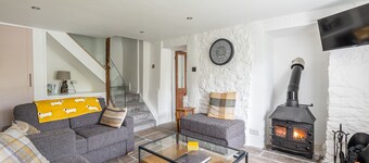 An exceptional holiday home for 6 people & 2 dogs with multi-fuel stove, WiFi & electric car charger