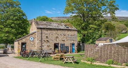 An exceptional holiday home for 6 people & 2 dogs with multi-fuel stove, WiFi & electric car charger