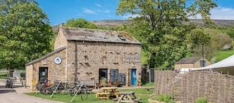 An exceptional holiday home for 6 people & 2 dogs with multi-fuel stove, WiFi & electric car charger
