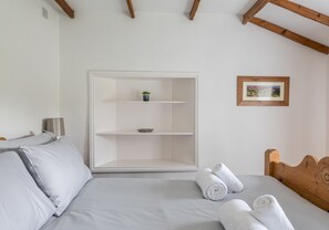 3 slaapkamers, een strijkplank/strijkijzer, gratis wifi, beddengoed