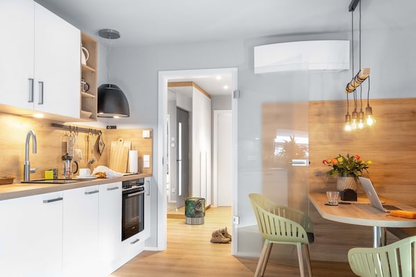 Fridge, oven, stovetop, dishwasher