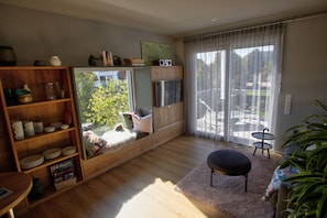 Smart TV, books, stereo