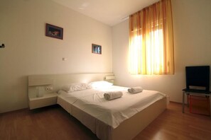 2 bedrooms, iron/ironing board, free WiFi, bed sheets