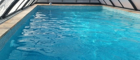 Piscine intérieure, piscine extérieure