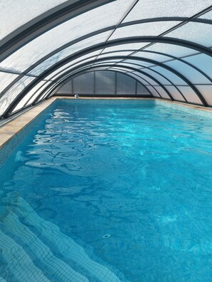 Alberca techada y alberca al aire libre