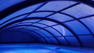 Inomhuspool och utomhuspool