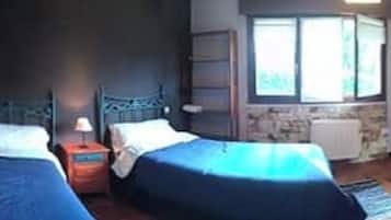 5 間睡房、書桌、熨斗/熨衫板、可攜式嬰兒床