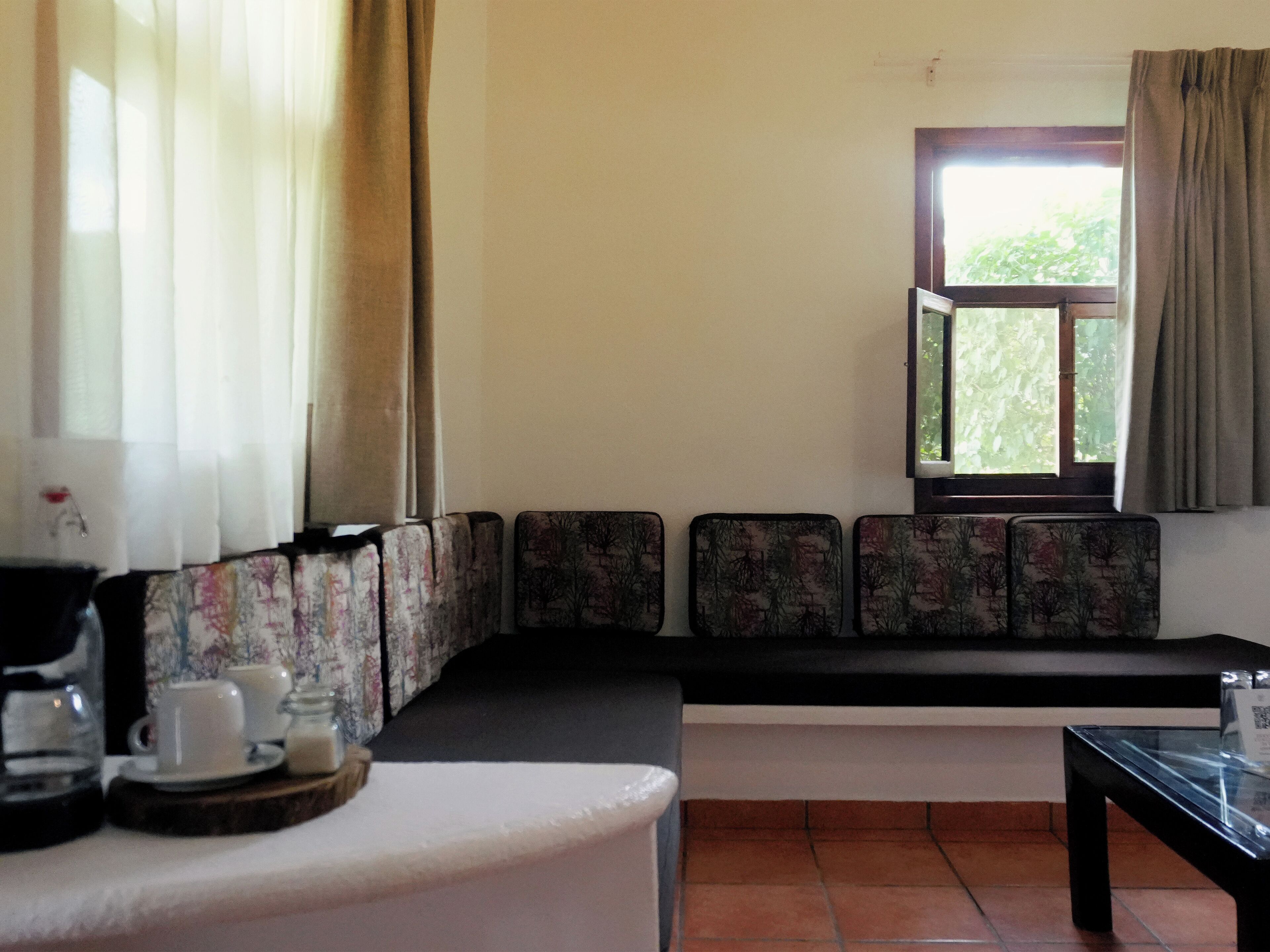 Lyxsvit | Allergitestade sängkläder, duntäcken och värdeförvaringsskåp på rummet