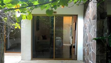 Deluxe Room | Hypo-allergenic bedding, down duvets, in-room safe