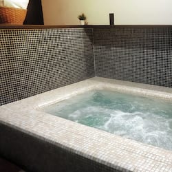 Suite presidencial | Tina de hidromasaje privada