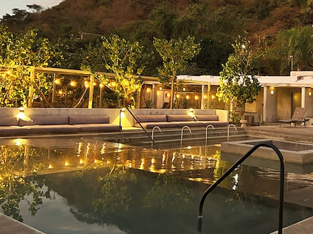 住宿正面 - 傍晚/夜晚