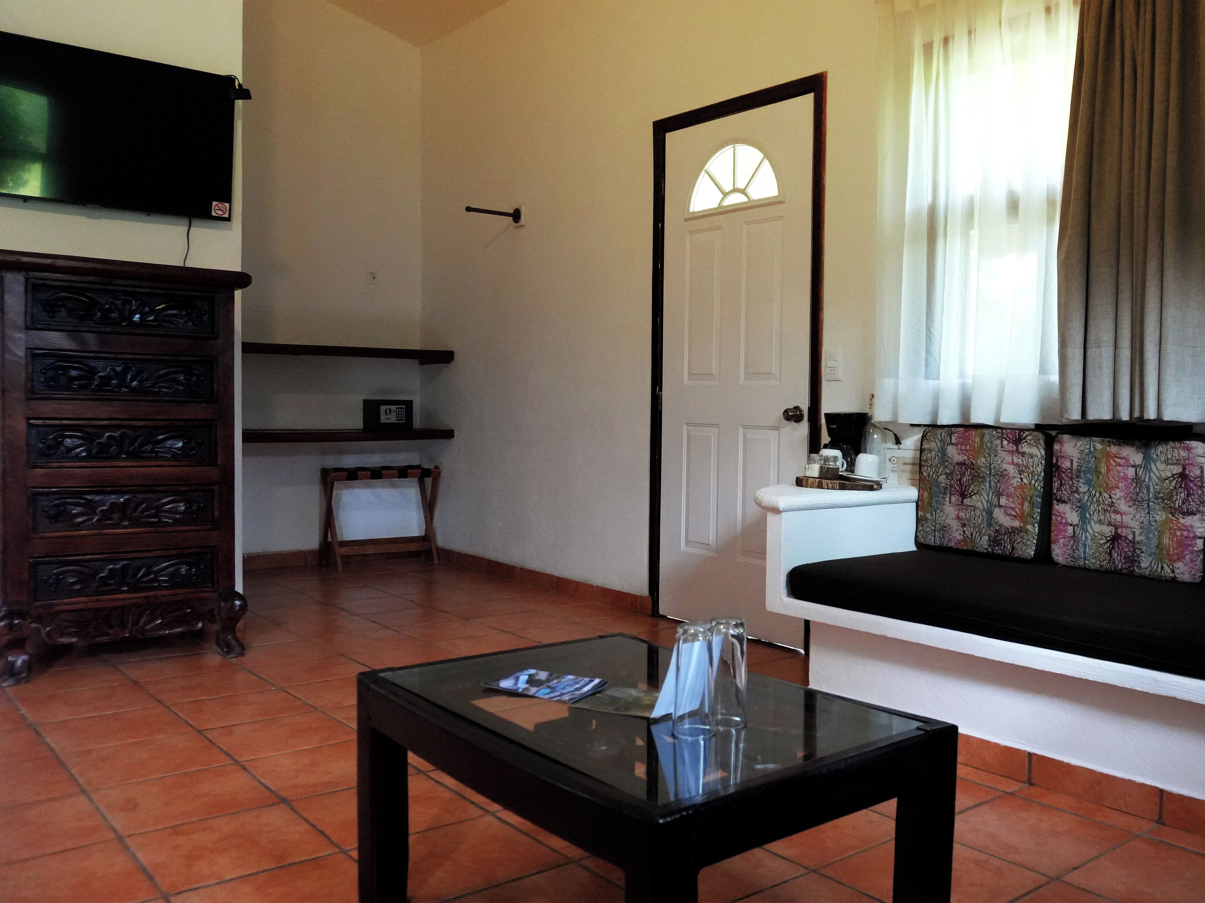 Lyxsvit | Allergitestade sängkläder, duntäcken och värdeförvaringsskåp på rummet