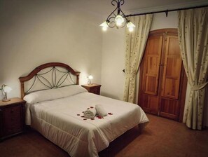 2 bedrooms, free WiFi, bed sheets - Casa Pepe La Rosa in the center, with terrace and barbecue (Tolox)