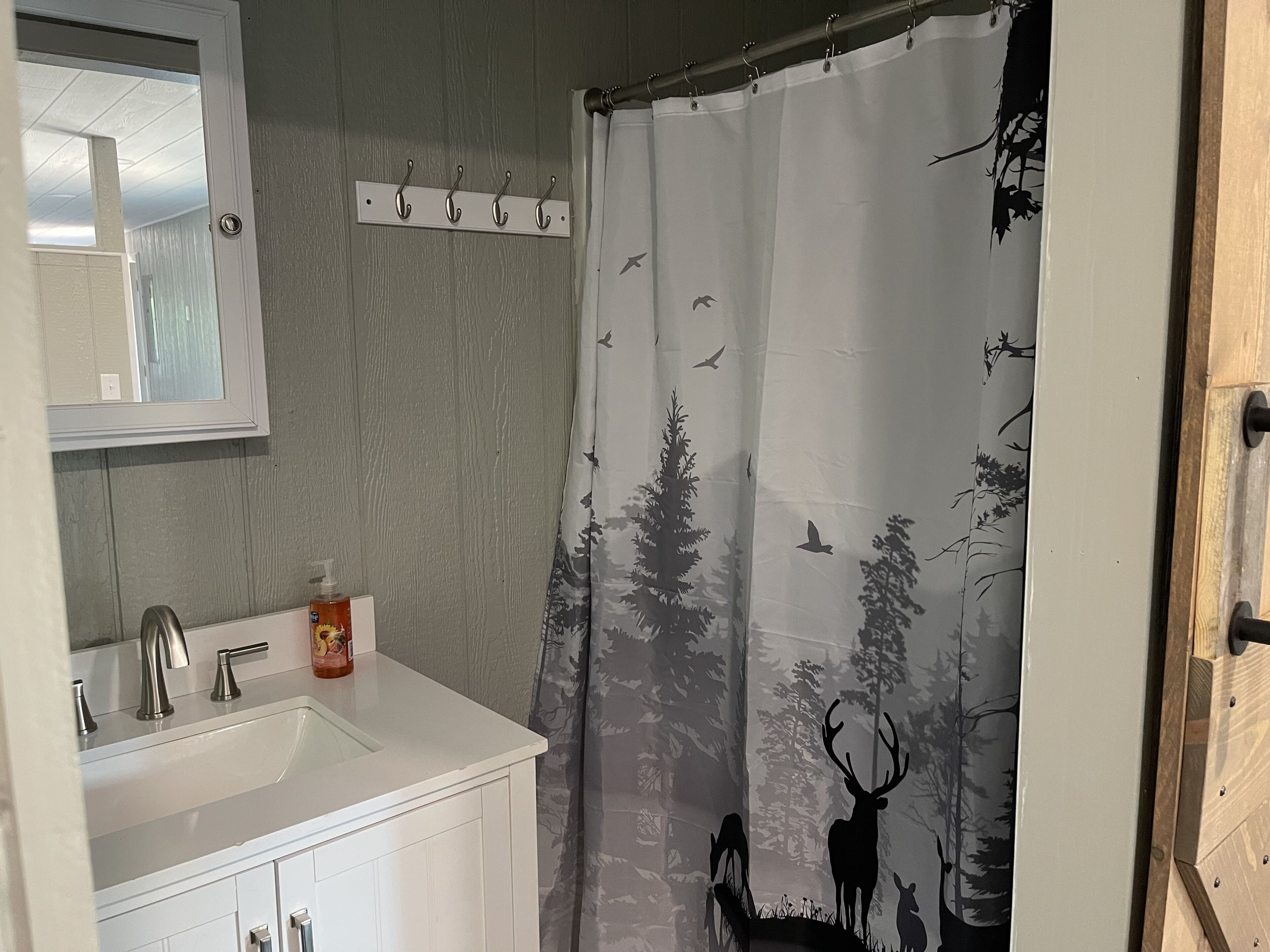 Een douche, een haardroger, handdoeken, zeep