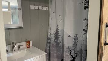 Een douche, een haardroger, handdoeken, zeep