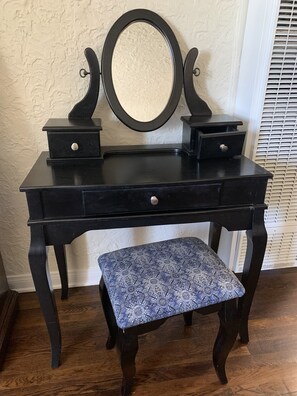 3 habitaciones, escritorio, tabla de planchar con plancha y wifi gratis 