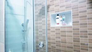 Duschwanne, Handtücher, Toilettenpapier