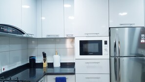 Kühlschrank, Mikrowelle, Herdplatte, Wasserkocher