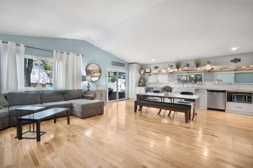 Beautiful+Spacious+FencedYard🐕Grill+Patio+Walk2Park+27MileBikeTrail🚴‍♀️