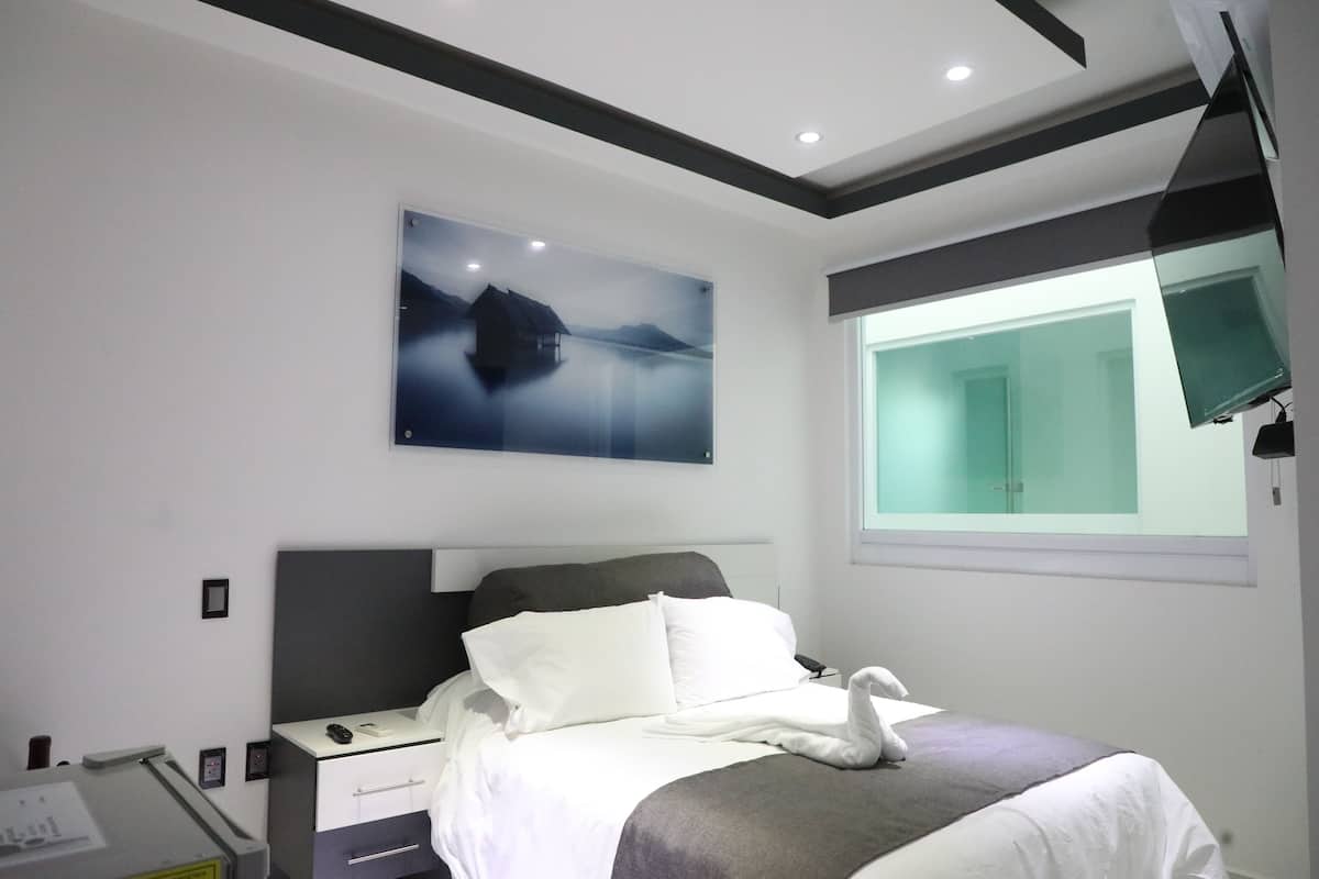 Deluxe Room | Minibar, blackout drapes, soundproofing, bed sheets