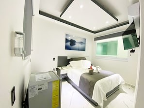 Deluxe Room | Minibar, blackout drapes, soundproofing, bed sheets