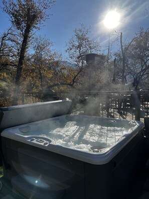 Outdoor spa tub