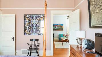 2 bedrooms, desk, iron/ironing board, travel crib