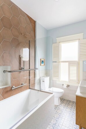 Combined shower/bathtub, hair dryer, bidet, towels
