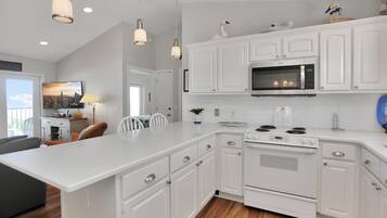 House, Multiple Beds (The Beach House) | Private kitchen