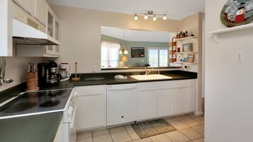 House, Multiple Beds (DeLight House) | Private kitchen