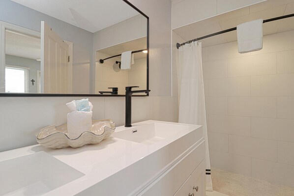 House, Multiple Beds, Beach View (Sea Cliff C16 Gone Fishin) | Bathroom